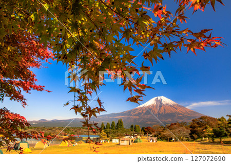 秋季營地富士山和狸木湖營地秋葉的形象 秋季營地富士山和狸木湖營地秋葉的形象 127072690