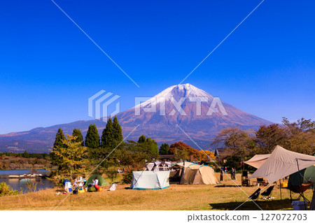 Image of the autumn campsite Mt.Fuji and the autumn leaves of the Lake Tanuki campsite 127072703