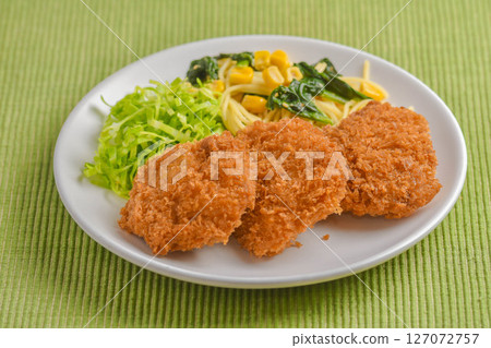 Bite-sized pork cutlet 127072757
