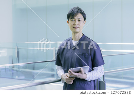 站在醫院走廊的醫生肖像 圖片由 Sky Perfect Tokyo Media Center 提供 127072888