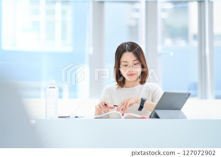 woman studying by text woman studying by text 127072902