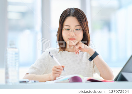 靠文字學習的女人 靠文字學習的女人 127072904