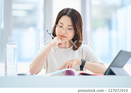 靠文字學習的女人 靠文字學習的女人 127072910