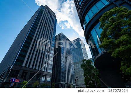 東京車站吳服橋交叉口週邊的摩天大樓 2025.04 a-1 127072924