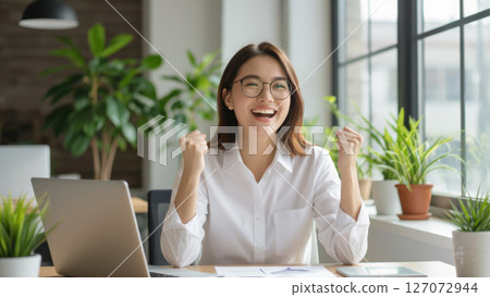 女商人在辦公桌前慶祝成功 127072944