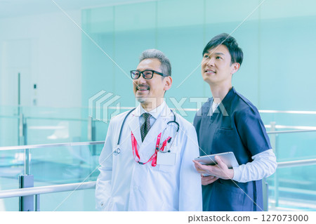 Portrait of two doctors standing in a hospital corridor Photo courtesy of Sky Perfect Tokyo Media Center 127073000