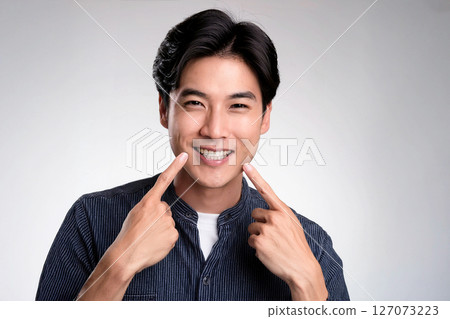 一位年輕男子接受牙齒矯正後，笑容燦爛 127073223