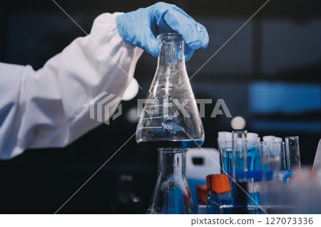 scientist working at the laboratory 127073336