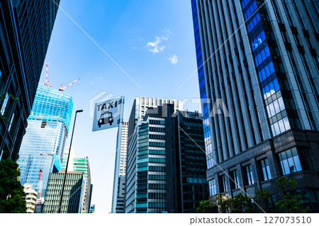 東京車站週邊的摩天大樓和計程車站 2025.04 a-2 高飽和度對比 127073510