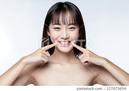 Japanese female model with beautiful teeth 127073654