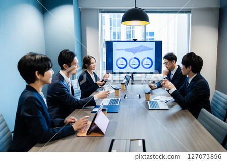 Business person to meet 127073896