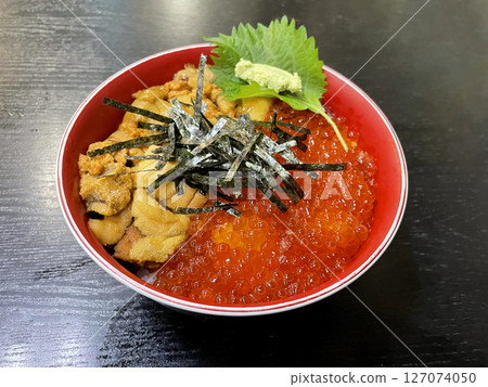 Close-up photo of sea urchin and salmon roe seafood bowl Close-up photo of sea urchin and salmon roe seafood bowl 127074050