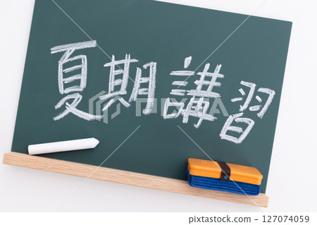 The words "summer course" written on a blackboard 127074059
