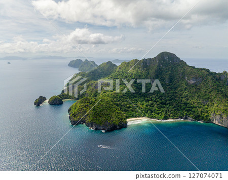 Coastline with beaches and boats in Matinloc Island. El Nido, Palawan. Philippines. 127074071