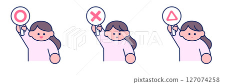 簡單流行 / 女人拿著圓形、圓形、三角形或三角形卡片套裝 127074258
