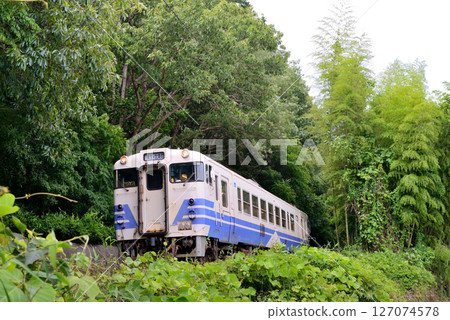 這是北條鐵道的 Kiha 40 系柴油車輛，行駛在綠樹成蔭、自然環境優美的地區。 127074578