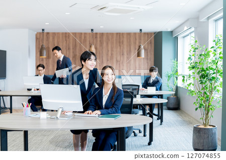 Business woman working in the office Business woman working in the office 127074855