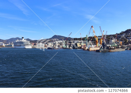 停靠在長崎港松江國際碼頭的豪華遊輪和造船廠的景色 停靠在長崎港松江國際碼頭的豪華遊輪和造船廠的景色 127074866