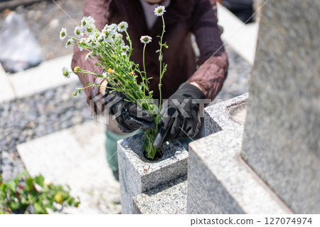 一名婦女在墳墓前獻花 127074974