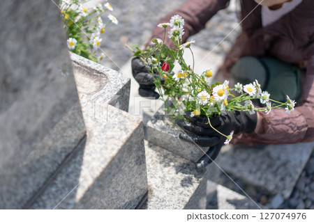 一名婦女在墳墓前獻花 127074976