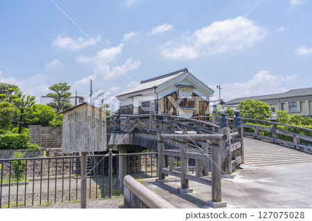 在廣瀨川的Aoi橋樑在八幡市,京都 在廣瀨川的Aoi橋樑在八幡市,京都 127075028