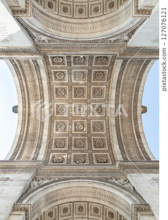 Upward View to the ornate stone carvings ceiling centre inside of the famous Arc de Triomphe. 127076121