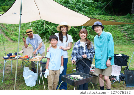 三代人露營戶外烤肉BBQ家庭汽車露營地 127076182