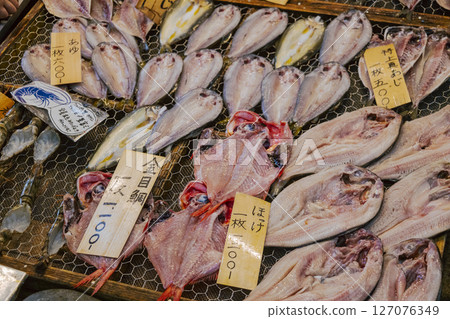熱海:晾曬架上擺放的乾魚、商品展示、竹莢魚、金目鯛 熱海:晾曬架上擺放的乾魚、商品展示、竹莢魚、金目鯛 127076349