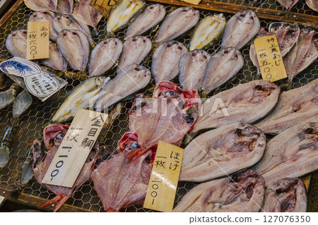 熱海：晾曬架上擺放的乾魚、商品展示、竹莢魚、金目鯛 127076350