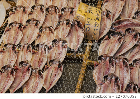 Atami: Dried fish lined up on a drying rack, product display, horse mackerel, alfonsino 127076352