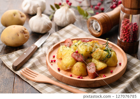 Sauteed potatoes and wieners with garlic 127076785