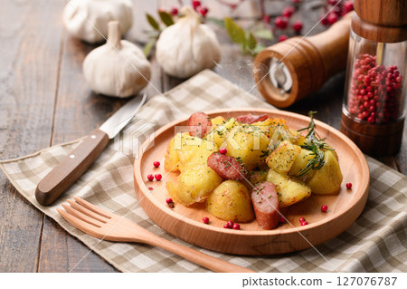 Sauteed potatoes and wieners with garlic 127076787