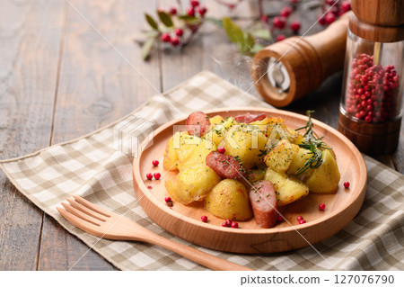 Sauteed potatoes and wieners with garlic 127076790