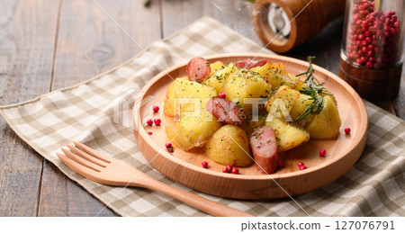Sauteed potatoes and wieners with garlic 127076791