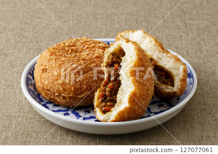 Crispy and fragrant spicy curry bread 127077061