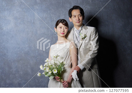 新娘和新郎肖像黑色背景 127077595