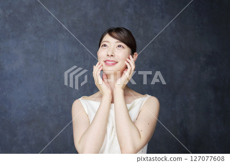 美女，20 多歲女性，黑色背景 127077608