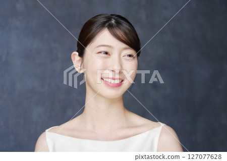 二十多歲女性，黑色背景，肖像 127077628