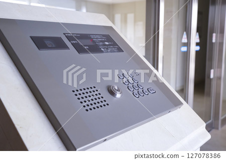 Auto lock of apartment 127078386