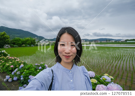一位女士以鄉村風景為背景自拍 127078551