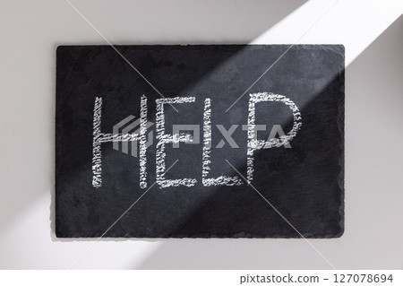 寫有「幫助」字樣的板子 寫有「幫助」字樣的板子 127078694