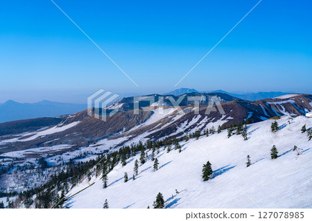 [Highland Material] Morning view of Shibu Pass in early summer when snow still remains [Gunma Prefecture] 127078985