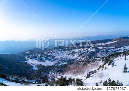 [Highland Material] Morning view of Shibu Pass in early summer when snow still remains [Gunma Prefecture] 127078987