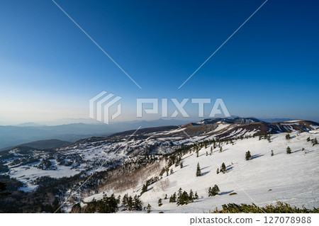 [Highland Material] Morning view of Shibu Pass in early summer when snow still remains [Gunma Prefecture] 127078988