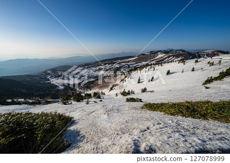 [Highland Material] Morning view of Shibu Pass in early summer when snow still remains [Gunma Prefecture] 127078999