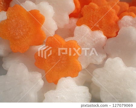 Cherry blossom cut-out slices of radish and carrot 127079069