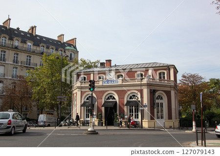 Streets in the suburbs of Paris, France 127079143