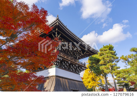 Shokokuji Temple: Hongin Tower (bell tower) and autumn leaves 127079616