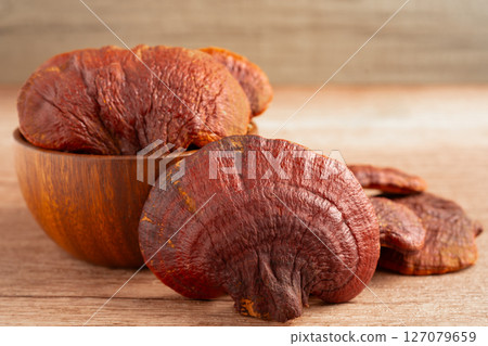 Lingzhi or Reishi mushroom with capsules, organic natural healthy food. 127079659