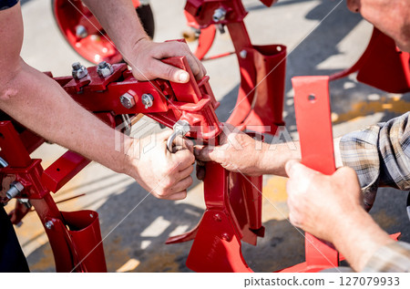 The mechanics repair combine harvester. Modern agricultural machinery The mechanics repair combine harvester. Modern agricultural machinery 127079933